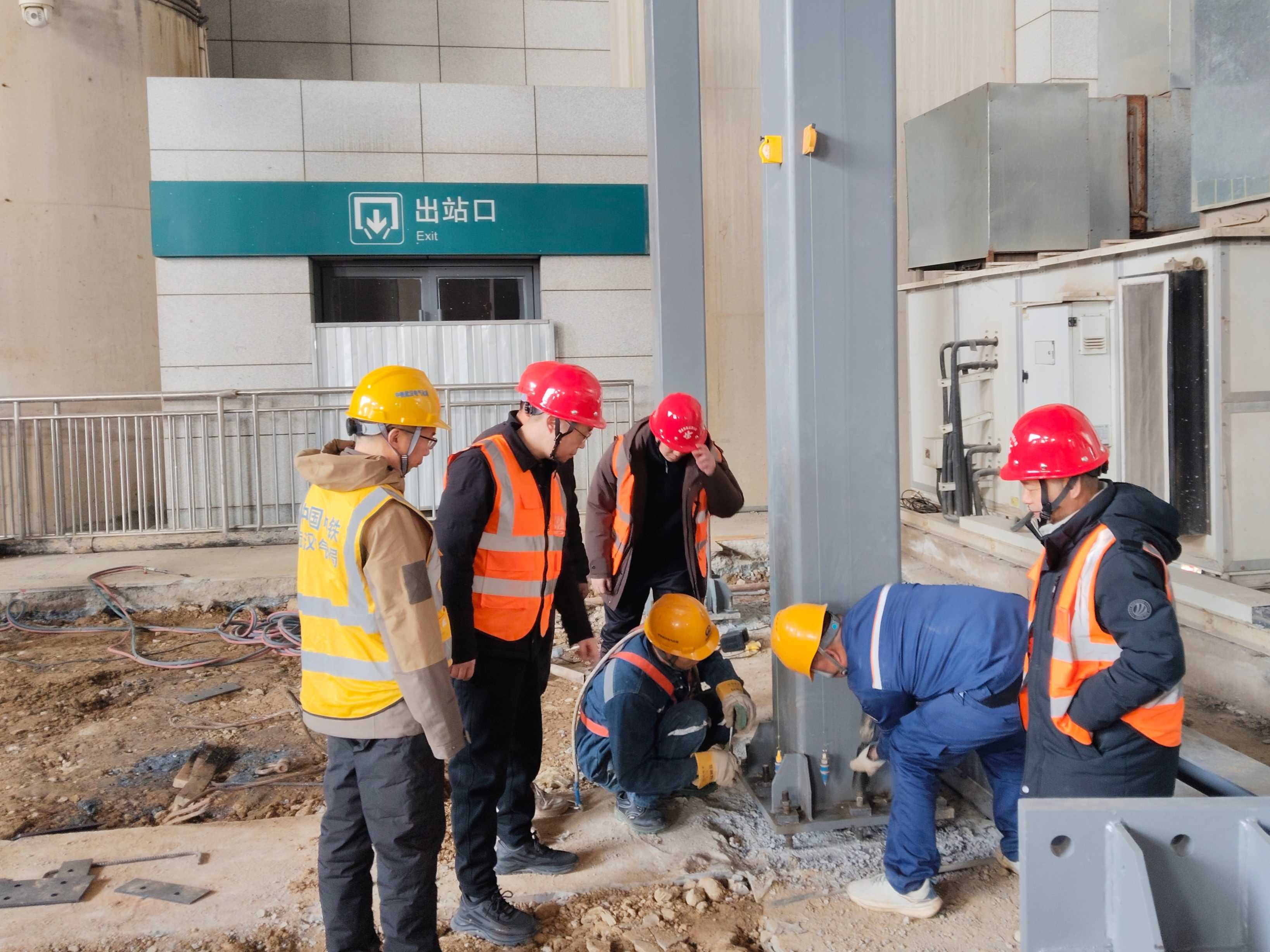 检查钢结构立柱脚螺栓 (2).jpg